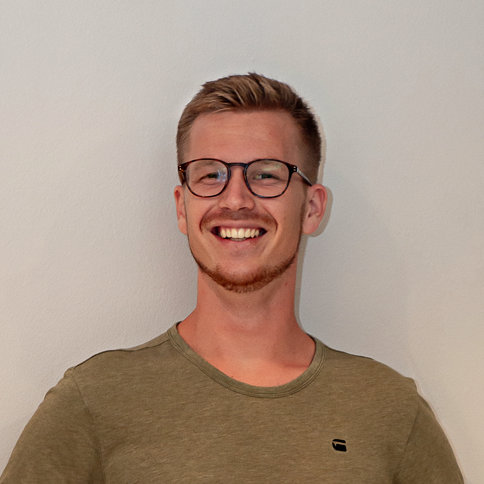 Portrait des Co-Founder Simon Himmelstoß in grünem T-Shirt vor weißem Hintergrund